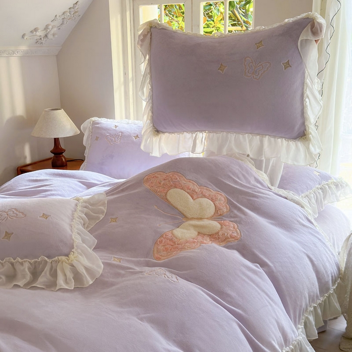 91家纺网 家纺一手货源 找家纺 美洲琳 2025新款高克重全消光贴布绣花牛奶绒四件套 蝴蝶-芋紫