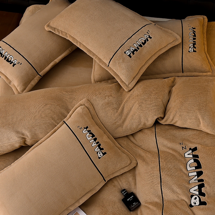 91家纺网 家纺一手货源 找家纺 炫拼家纺 2025新款小熊猫刺绣款高克重牛奶绒四件套 小熊猫-奶茶色