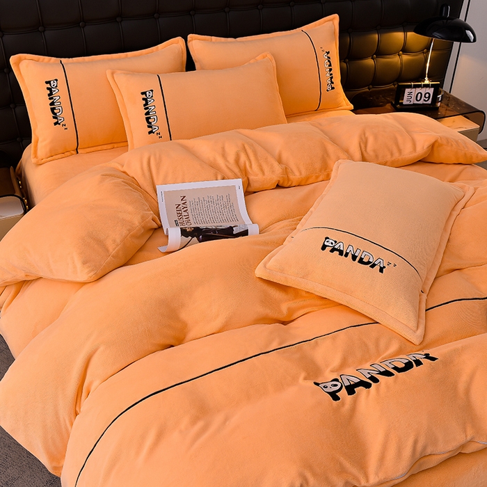 91家纺网 家纺一手货源 找家纺 炫拼家纺 2025新款小熊猫刺绣款高克重牛奶绒四件套 小熊猫-珊瑚橘