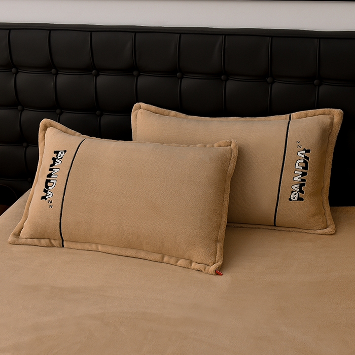 91家纺网 家纺一手货源 找家纺 炫拼家纺 2025新款小熊猫刺绣款高克重牛奶绒四件套 小熊猫-奶茶色