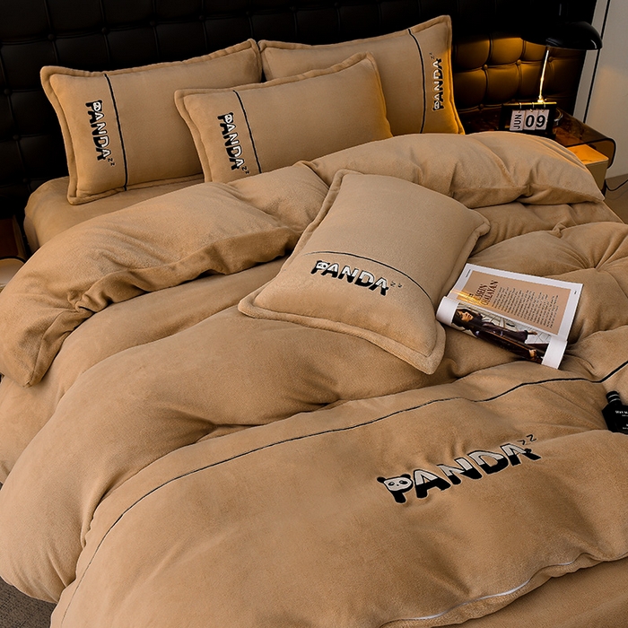 91家纺网 家纺一手货源 找家纺 炫拼家纺 2025新款小熊猫刺绣款高克重牛奶绒四件套 小熊猫-奶茶色