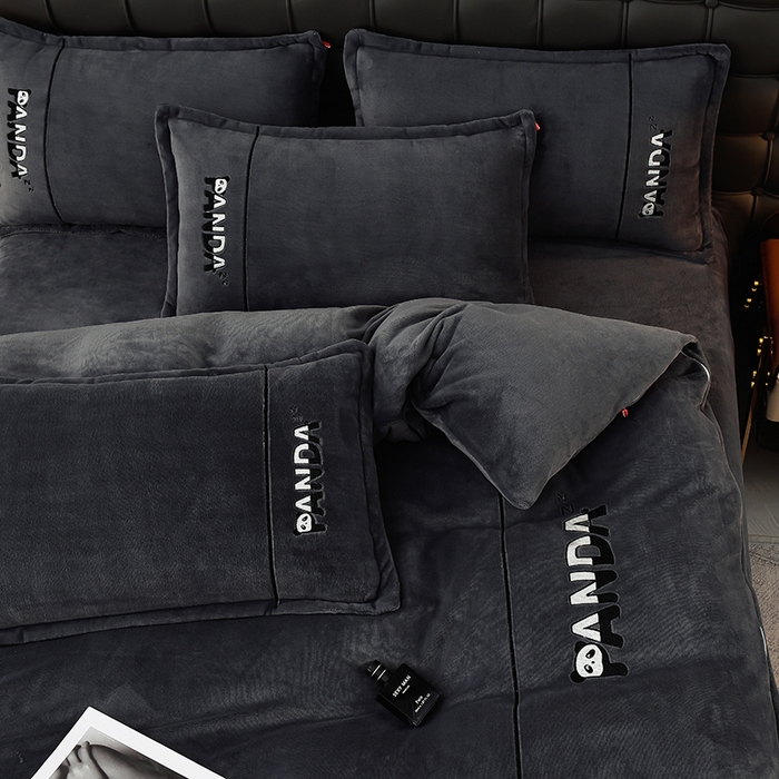 91家纺网 家纺一手货源 找家纺 炫拼家纺 2025新款小熊猫刺绣款高克重牛奶绒四件套 小熊猫-绅士灰