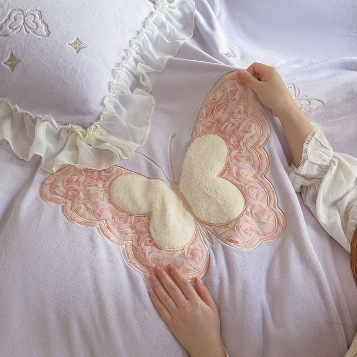 91家纺网 家纺一手货源 找家纺 美洲琳 2025新款高克重全消光贴布绣花牛奶绒四件套 蝴蝶-芋紫