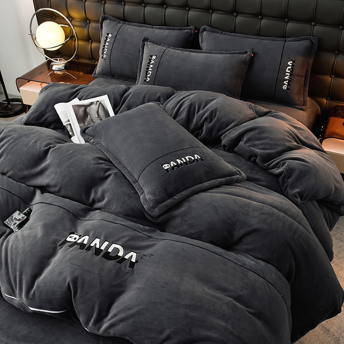 91家纺网 家纺一手货源 找家纺 炫拼家纺 2025新款小熊猫刺绣款高克重牛奶绒四件套 小熊猫-绅士灰