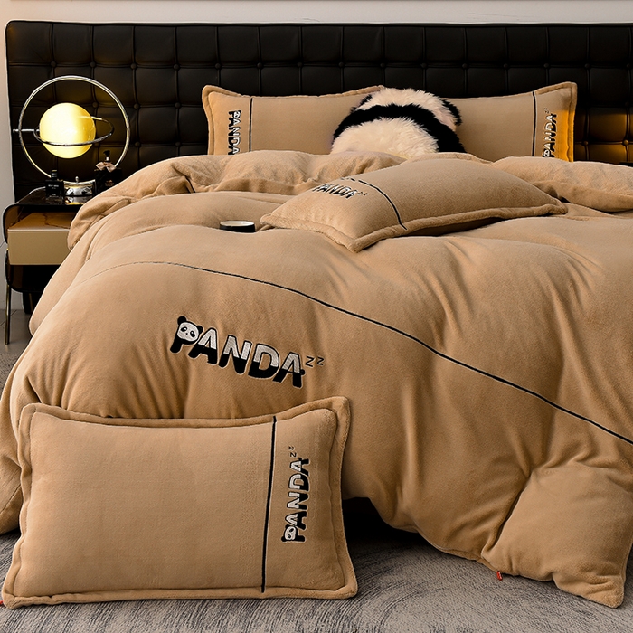 91家纺网 家纺一手货源 找家纺 炫拼家纺 2025新款小熊猫刺绣款高克重牛奶绒四件套 小熊猫-奶茶色