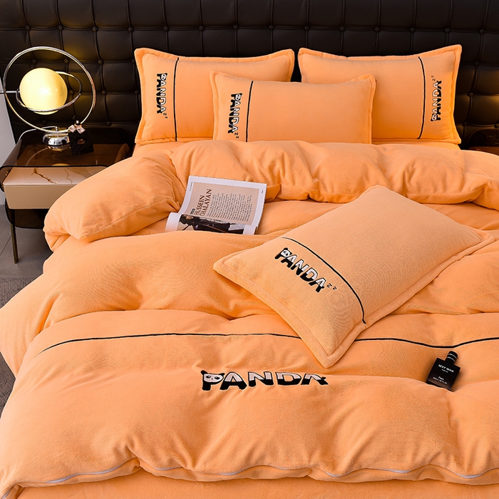 91家纺网 家纺一手货源 找家纺 炫拼家纺 2025新款小熊猫刺绣款高克重牛奶绒四件套 小熊猫-珊瑚橘