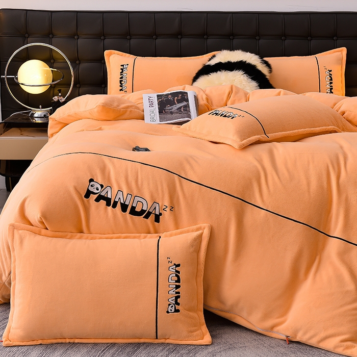 91家纺网 家纺一手货源 找家纺 炫拼家纺 2025新款小熊猫刺绣款高克重牛奶绒四件套 小熊猫-珊瑚橘