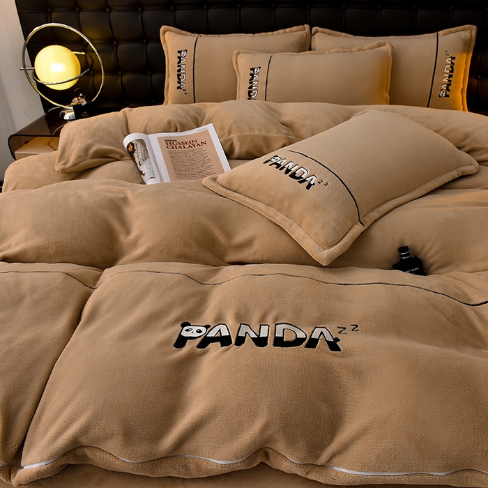 91家纺网 家纺一手货源 找家纺 炫拼家纺 2025新款小熊猫刺绣款高克重牛奶绒四件套 小熊猫-奶茶色