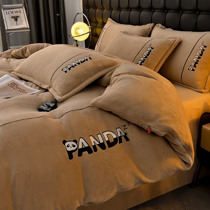 91家纺网 家纺一手货源 找家纺 （总）炫拼家纺 2025新款小熊猫刺绣款高克重牛奶绒四件套
