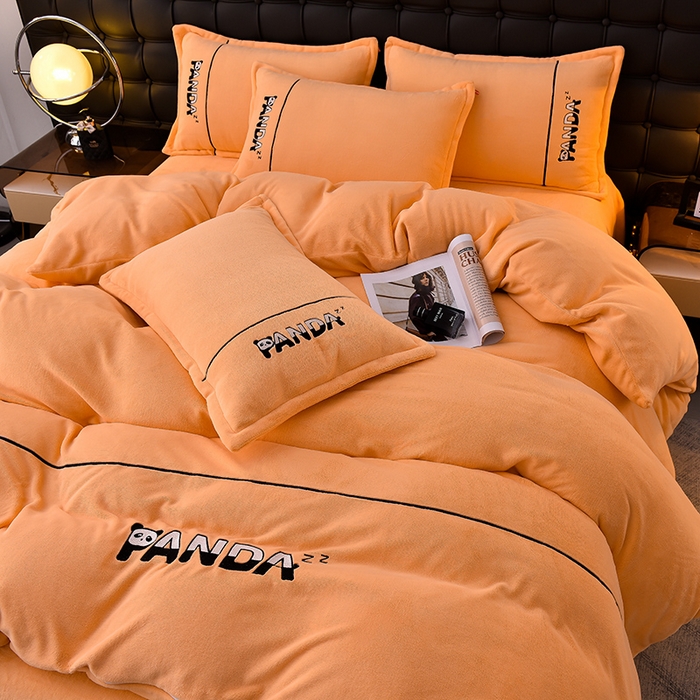 91家纺网 家纺一手货源 找家纺 炫拼家纺 2025新款小熊猫刺绣款高克重牛奶绒四件套 小熊猫-珊瑚橘