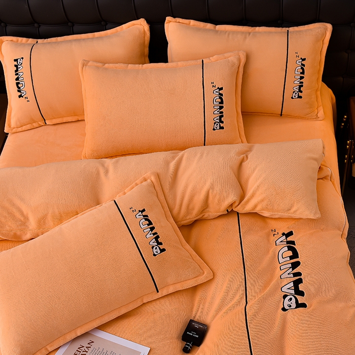 91家纺网 家纺一手货源 找家纺 炫拼家纺 2025新款小熊猫刺绣款高克重牛奶绒四件套 小熊猫-珊瑚橘