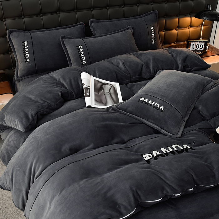 91家纺网 家纺一手货源 找家纺 炫拼家纺 2025新款小熊猫刺绣款高克重牛奶绒四件套 小熊猫-绅士灰