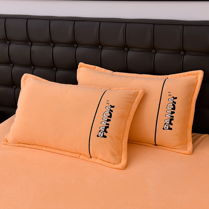 91家纺网 家纺一手货源 找家纺 炫拼家纺 2025新款小熊猫刺绣款高克重牛奶绒四件套 小熊猫-珊瑚橘