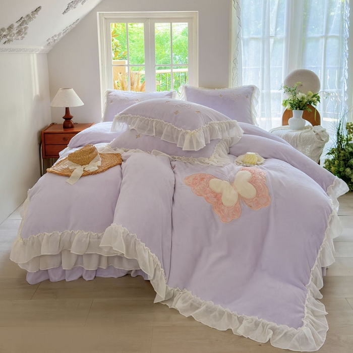 91家纺网 家纺一手货源 找家纺 美洲琳 2025新款高克重全消光贴布绣花牛奶绒四件套 蝴蝶-芋紫