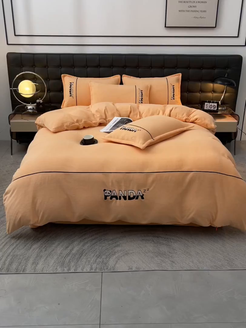 91家纺网 家纺一手货源 找家纺 炫拼家纺 2025新款小熊猫刺绣款高克重牛奶绒四件套 小熊猫-珊瑚橘