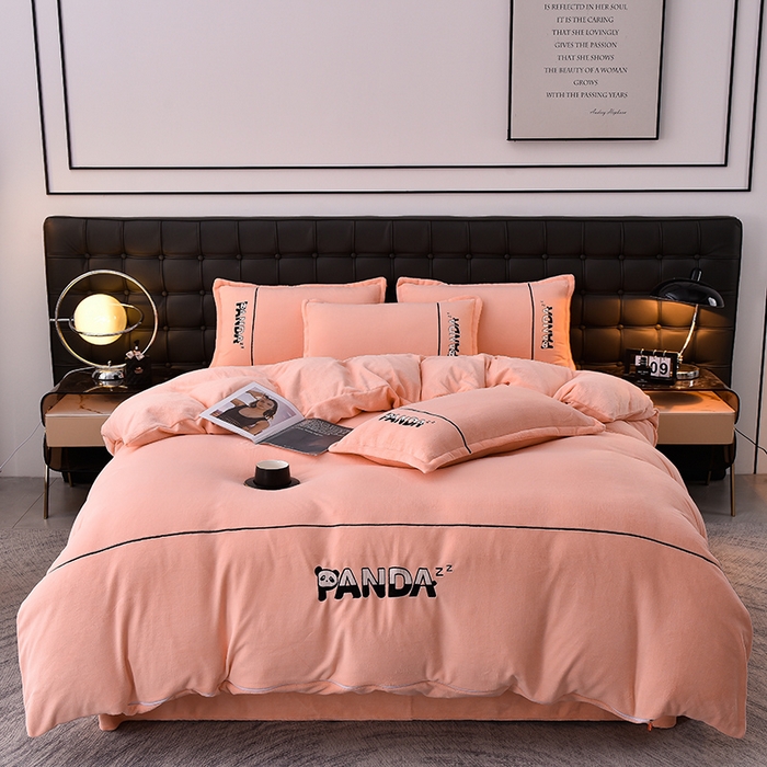 91家纺网 家纺一手货源 找家纺 炫拼家纺 2025新款小熊猫刺绣款高克重牛奶绒四件套 小熊猫-香妃粉