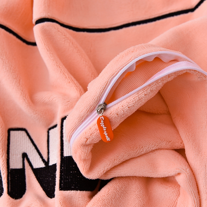 91家纺网 家纺一手货源 找家纺 炫拼家纺 2025新款小熊猫刺绣款高克重牛奶绒四件套 小熊猫-香妃粉