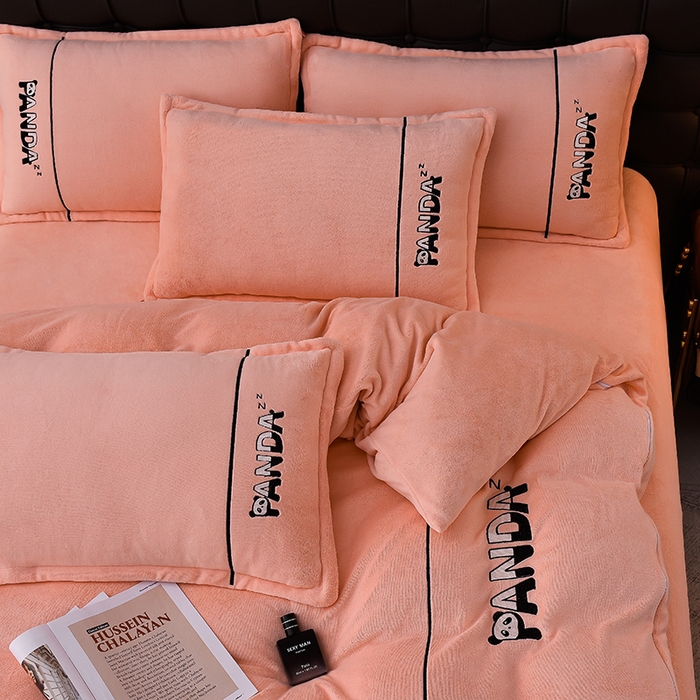 91家纺网 家纺一手货源 找家纺 炫拼家纺 2025新款小熊猫刺绣款高克重牛奶绒四件套 小熊猫-香妃粉