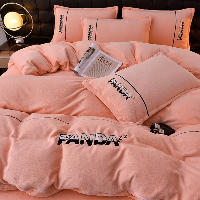 91家纺网 家纺一手货源 找家纺 炫拼家纺 2025新款小熊猫刺绣款高克重牛奶绒四件套 小熊猫-香妃粉