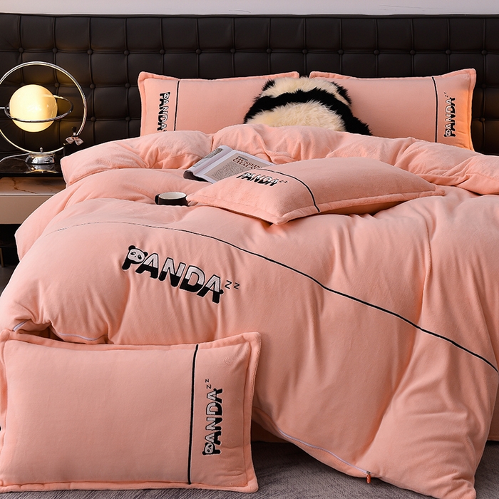 91家纺网 家纺一手货源 找家纺 炫拼家纺 2025新款小熊猫刺绣款高克重牛奶绒四件套 小熊猫-香妃粉