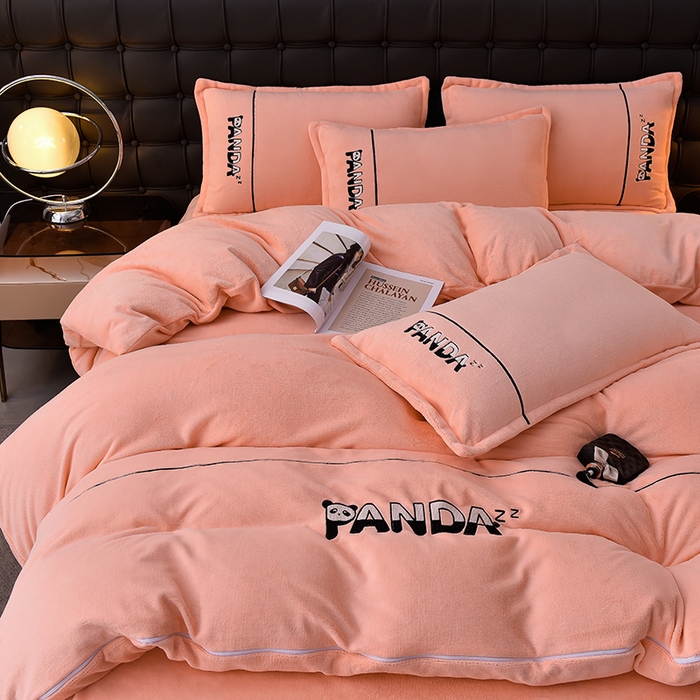 91家纺网 家纺一手货源 找家纺 炫拼家纺 2025新款小熊猫刺绣款高克重牛奶绒四件套 小熊猫-香妃粉