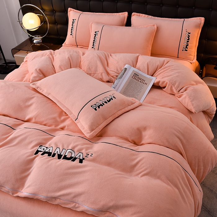 91家纺网 家纺一手货源 找家纺 炫拼家纺 2025新款小熊猫刺绣款高克重牛奶绒四件套 小熊猫-香妃粉