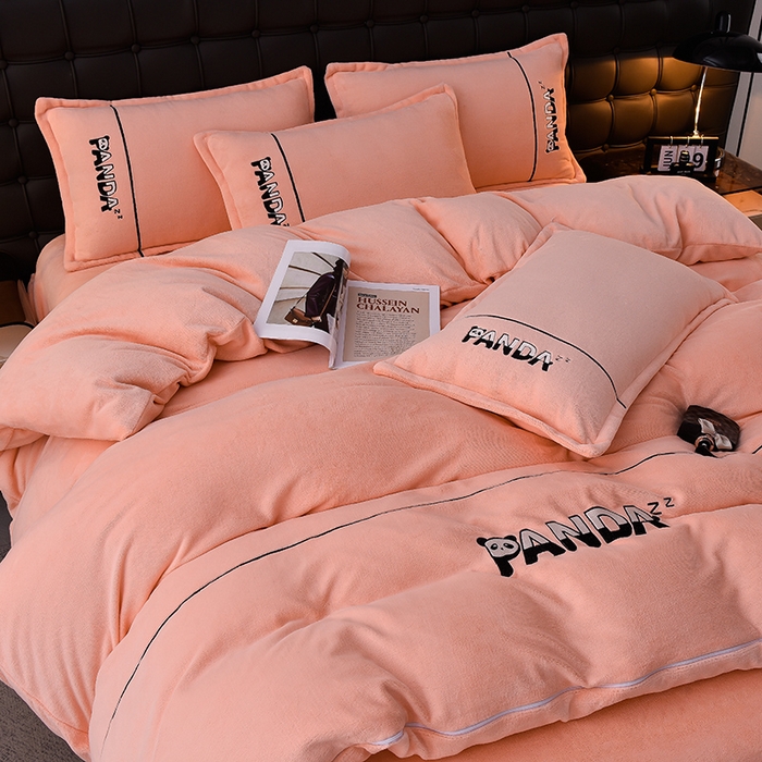 91家纺网 家纺一手货源 找家纺 炫拼家纺 2025新款小熊猫刺绣款高克重牛奶绒四件套 小熊猫-香妃粉