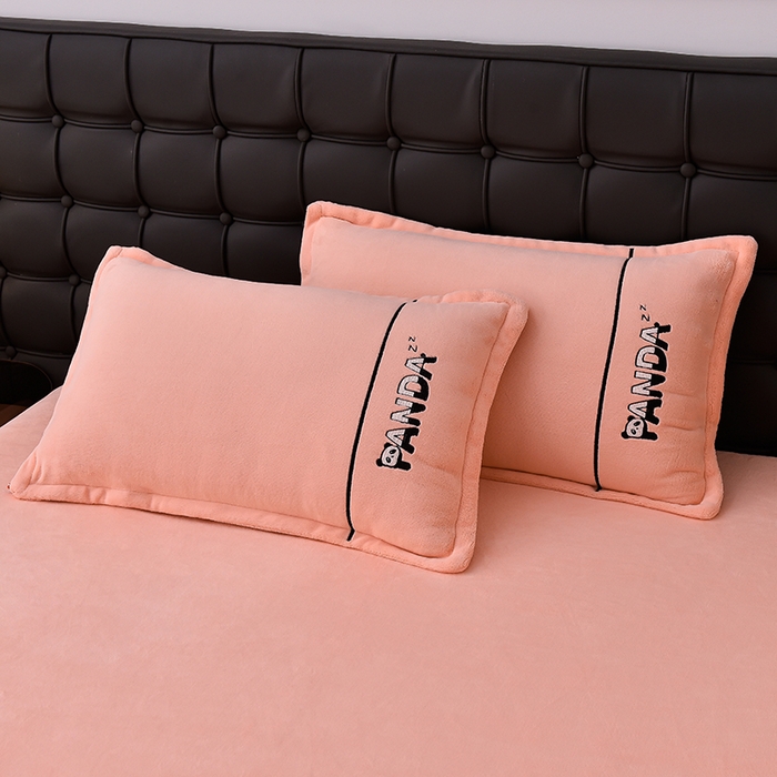 91家纺网 家纺一手货源 找家纺 炫拼家纺 2025新款小熊猫刺绣款高克重牛奶绒四件套 小熊猫-香妃粉