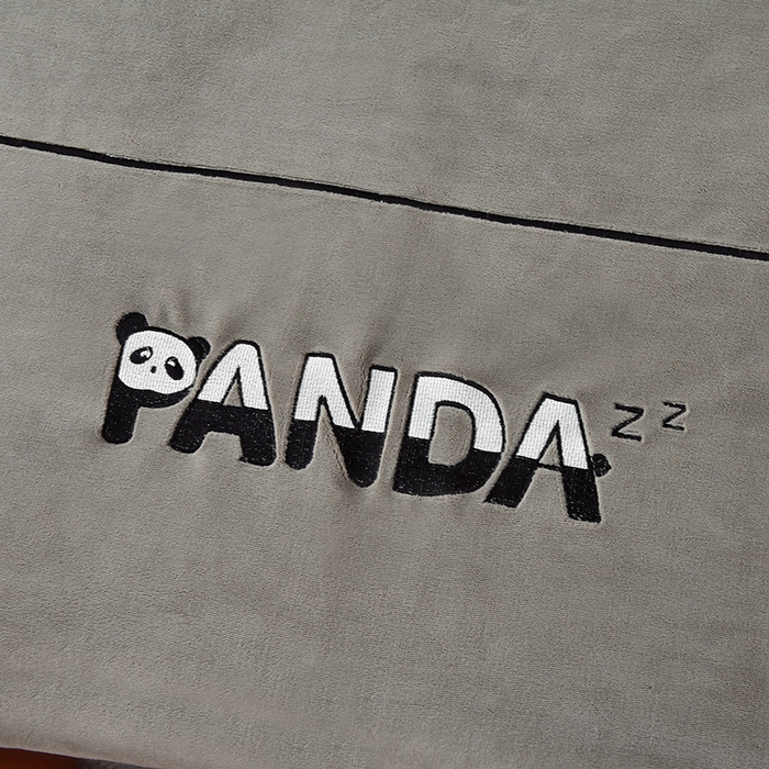 91家纺网 家纺一手货源 找家纺 炫拼家纺 2025新款小熊猫刺绣款高克重牛奶绒四件套 小熊猫-摩登灰