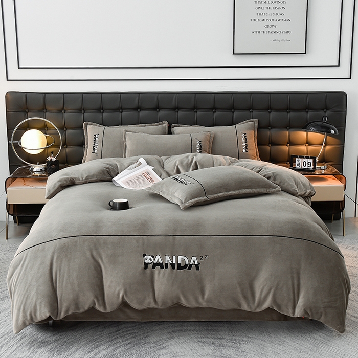 91家纺网 家纺一手货源 找家纺 炫拼家纺 2025新款小熊猫刺绣款高克重牛奶绒四件套 小熊猫-摩登灰