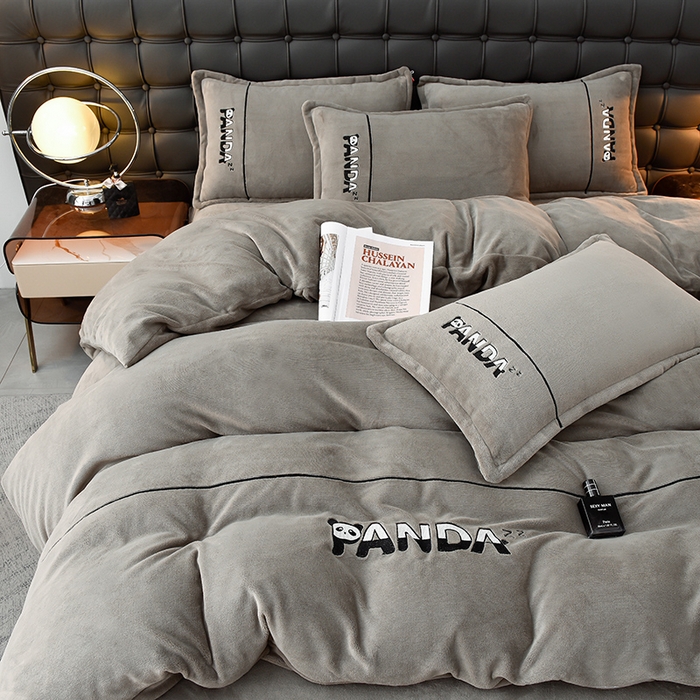 91家纺网 家纺一手货源 找家纺 炫拼家纺 2025新款小熊猫刺绣款高克重牛奶绒四件套 小熊猫-摩登灰