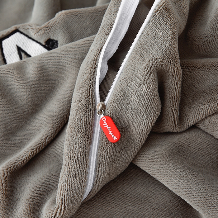 91家纺网 家纺一手货源 找家纺 炫拼家纺 2025新款小熊猫刺绣款高克重牛奶绒四件套 小熊猫-摩登灰