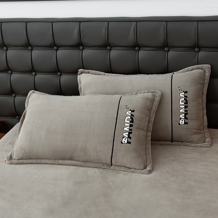 91家纺网 家纺一手货源 找家纺 炫拼家纺 2025新款小熊猫刺绣款高克重牛奶绒四件套 小熊猫-摩登灰