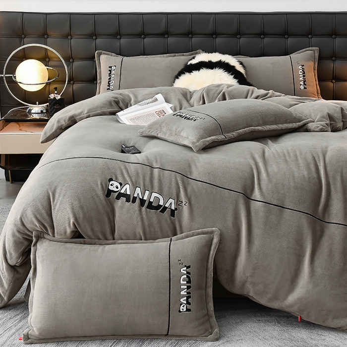 91家纺网 家纺一手货源 找家纺 炫拼家纺 2025新款小熊猫刺绣款高克重牛奶绒四件套 小熊猫-摩登灰