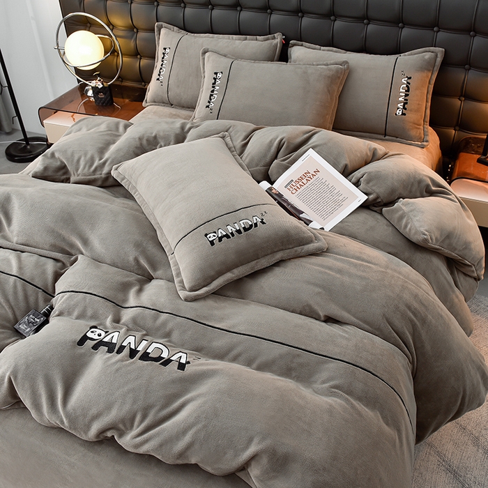 91家纺网 家纺一手货源 找家纺 炫拼家纺 2025新款小熊猫刺绣款高克重牛奶绒四件套 小熊猫-摩登灰