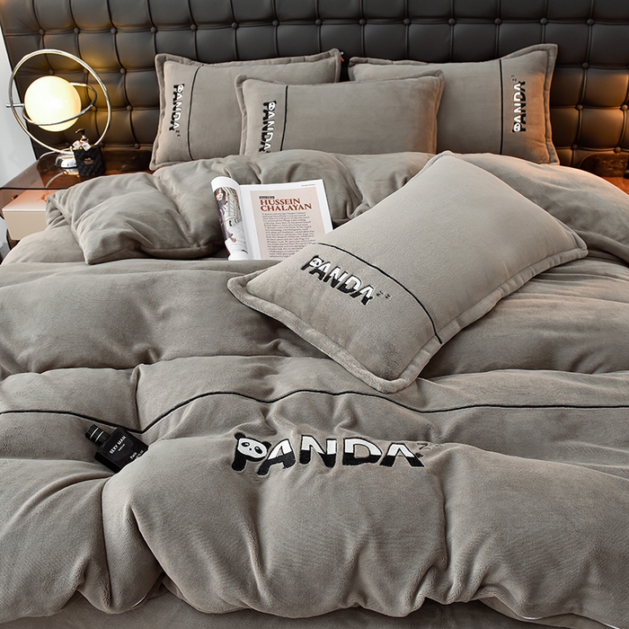 91家纺网 家纺一手货源 找家纺 炫拼家纺 2025新款小熊猫刺绣款高克重牛奶绒四件套 小熊猫-摩登灰