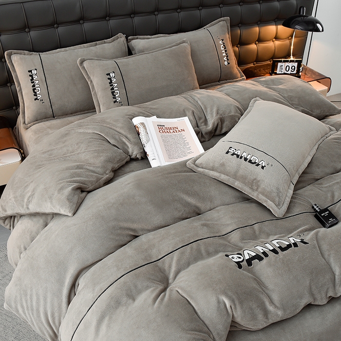 91家纺网 家纺一手货源 找家纺 炫拼家纺 2025新款小熊猫刺绣款高克重牛奶绒四件套 小熊猫-摩登灰