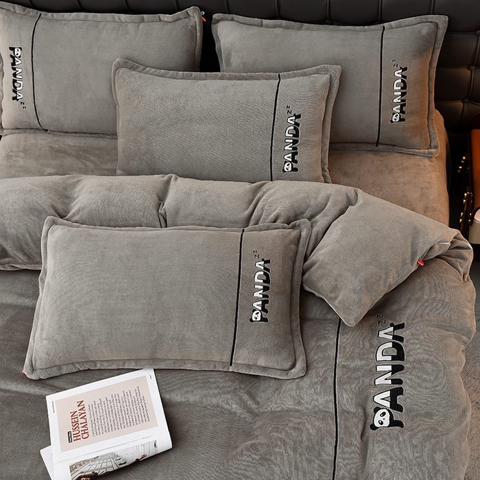 91家纺网 家纺一手货源 找家纺 炫拼家纺 2025新款小熊猫刺绣款高克重牛奶绒四件套 小熊猫-摩登灰