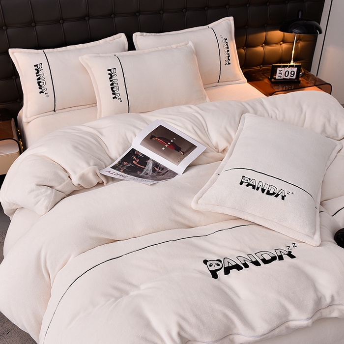 91家纺网 家纺一手货源 找家纺 炫拼家纺 2025新款小熊猫刺绣款高克重牛奶绒四件套 小熊猫-珍珠白