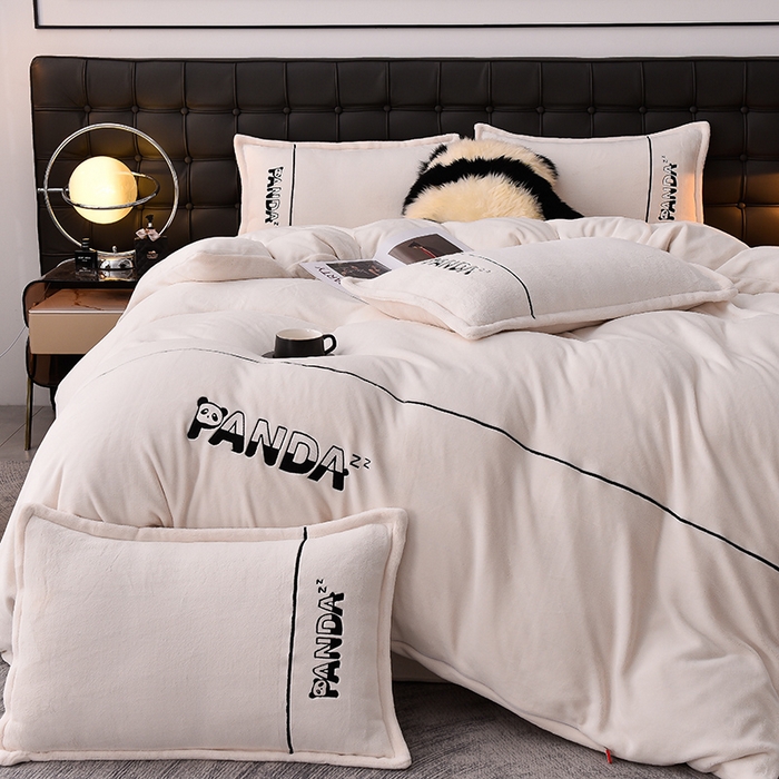 91家纺网 家纺一手货源 找家纺 炫拼家纺 2025新款小熊猫刺绣款高克重牛奶绒四件套 小熊猫-珍珠白