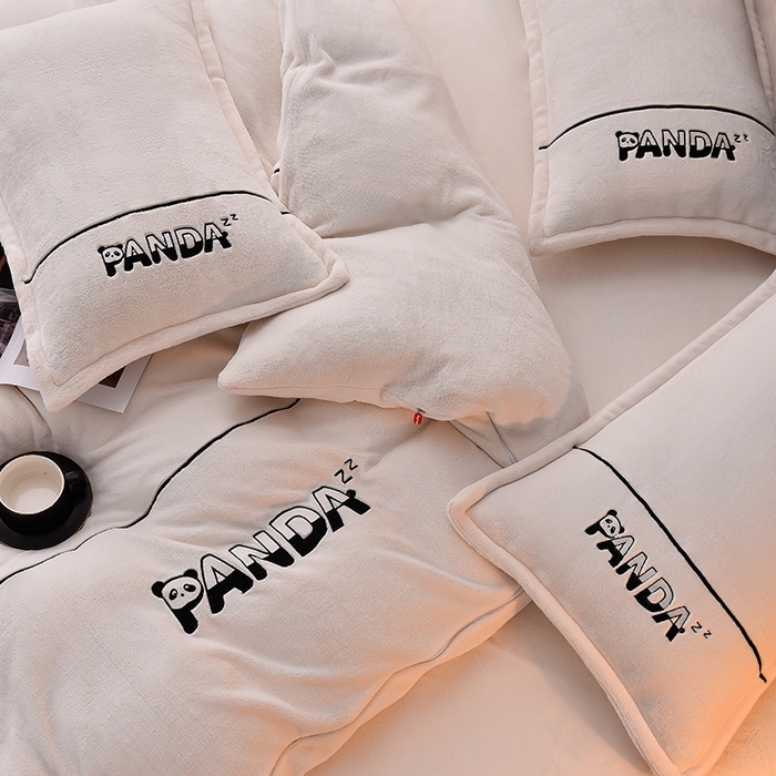 91家纺网 家纺一手货源 找家纺 炫拼家纺 2025新款小熊猫刺绣款高克重牛奶绒四件套 小熊猫-珍珠白