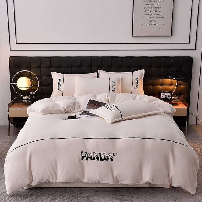 91家纺网 家纺一手货源 找家纺 炫拼家纺 2025新款小熊猫刺绣款高克重牛奶绒四件套 小熊猫-珍珠白