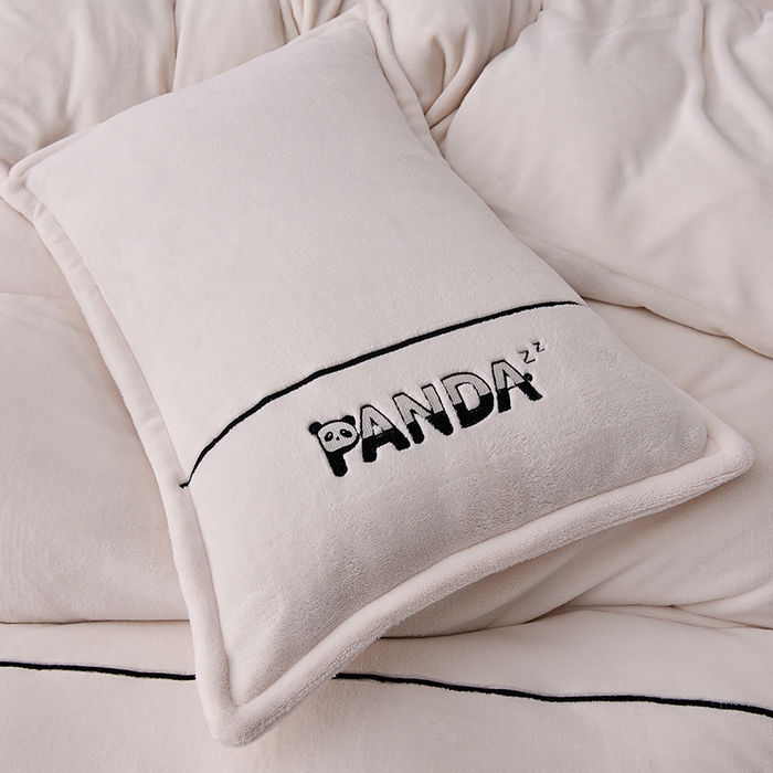 91家纺网 家纺一手货源 找家纺 炫拼家纺 2025新款小熊猫刺绣款高克重牛奶绒四件套 小熊猫-珍珠白