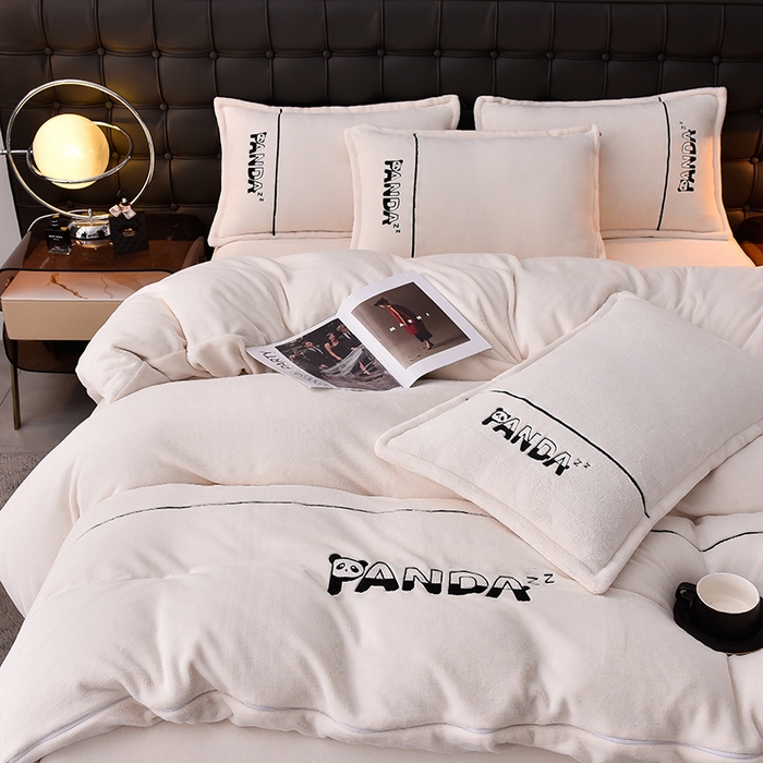 91家纺网 家纺一手货源 找家纺 炫拼家纺 2025新款小熊猫刺绣款高克重牛奶绒四件套 小熊猫-珍珠白
