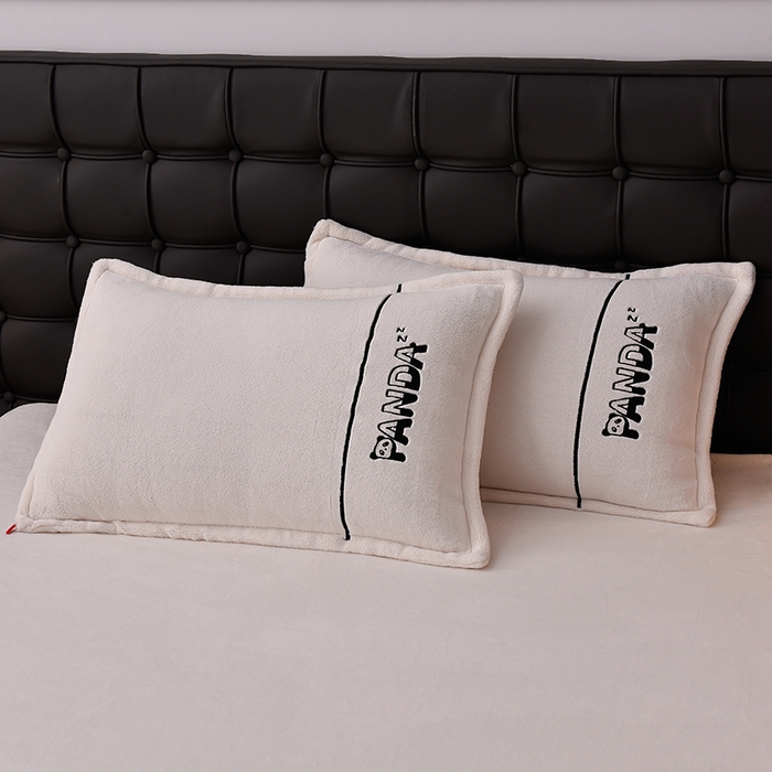 91家纺网 家纺一手货源 找家纺 炫拼家纺 2025新款小熊猫刺绣款高克重牛奶绒四件套 小熊猫-珍珠白