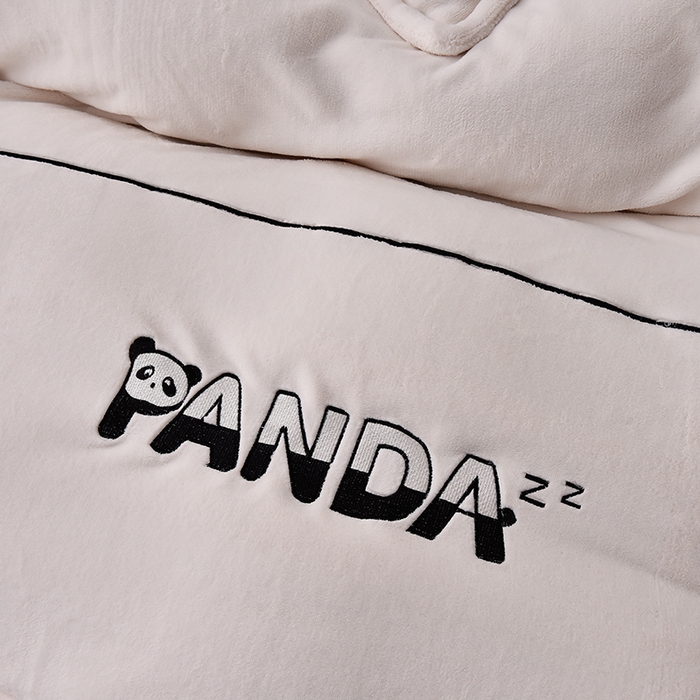 91家纺网 家纺一手货源 找家纺 炫拼家纺 2025新款小熊猫刺绣款高克重牛奶绒四件套 小熊猫-珍珠白