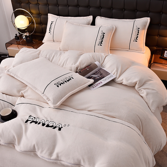 91家纺网 家纺一手货源 找家纺 炫拼家纺 2025新款小熊猫刺绣款高克重牛奶绒四件套 小熊猫-珍珠白