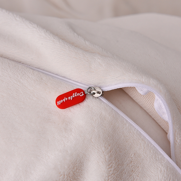 91家纺网 家纺一手货源 找家纺 炫拼家纺 2025新款小熊猫刺绣款高克重牛奶绒四件套 小熊猫-珍珠白