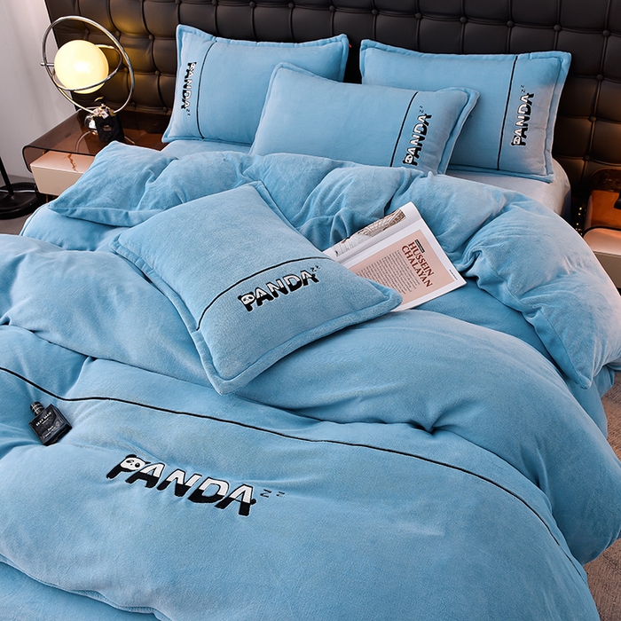 91家纺网 家纺一手货源 找家纺 炫拼家纺 2025新款小熊猫刺绣款高克重牛奶绒四件套 小熊猫-婴儿蓝