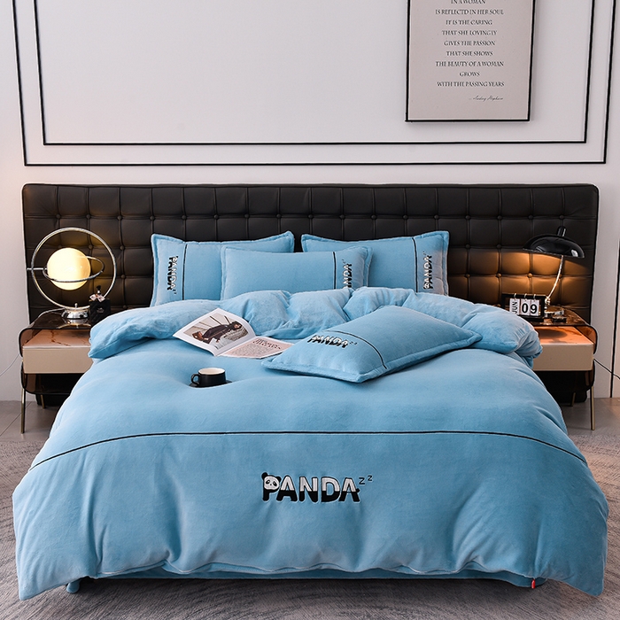 91家纺网 家纺一手货源 找家纺 炫拼家纺 2025新款小熊猫刺绣款高克重牛奶绒四件套 小熊猫-婴儿蓝